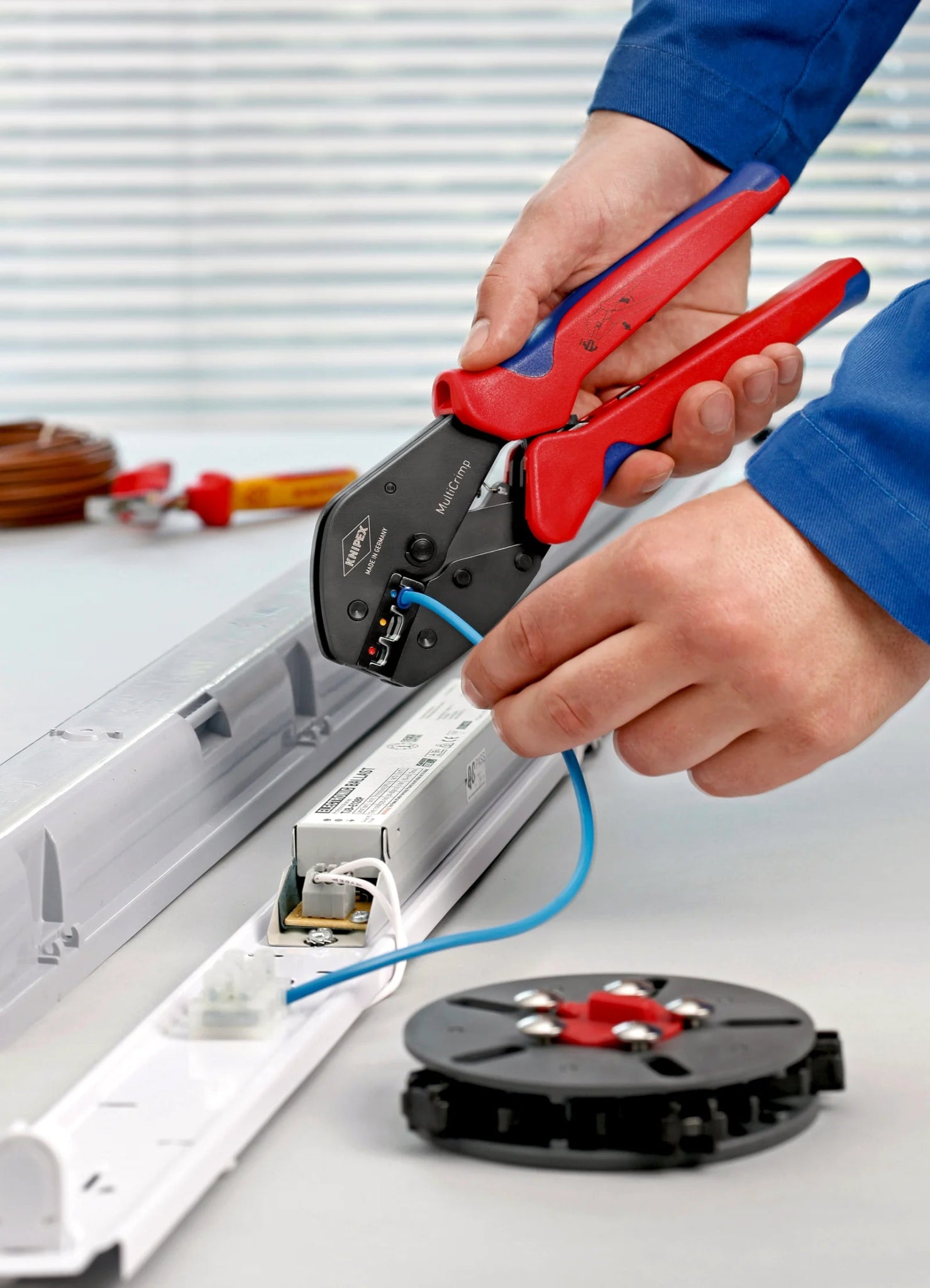 Crimpzange MultiCrimp® mit Wechseleinsätze für alle gängigen Kabelschuhe, Verbinder und Aderendhülsen von Knipex bei Kabelkaufhaus - 4003773066927 - 973301 - Crimpzange
